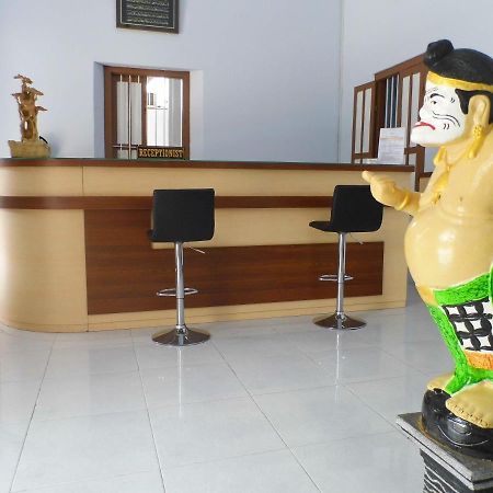 Hotel Ilhami Blitar Esterno foto