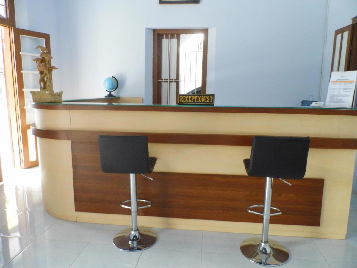 Hotel Ilhami Blitar Esterno foto