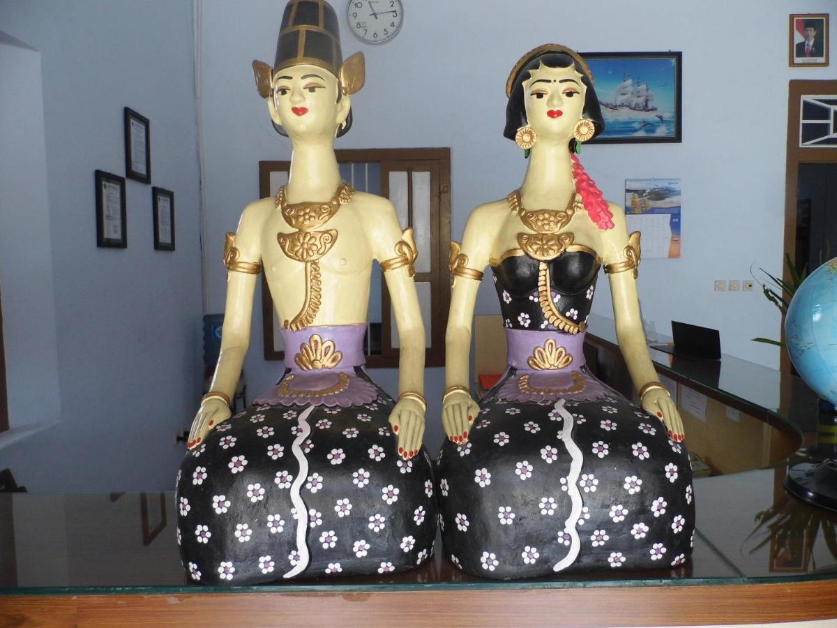 Hotel Ilhami Blitar Esterno foto