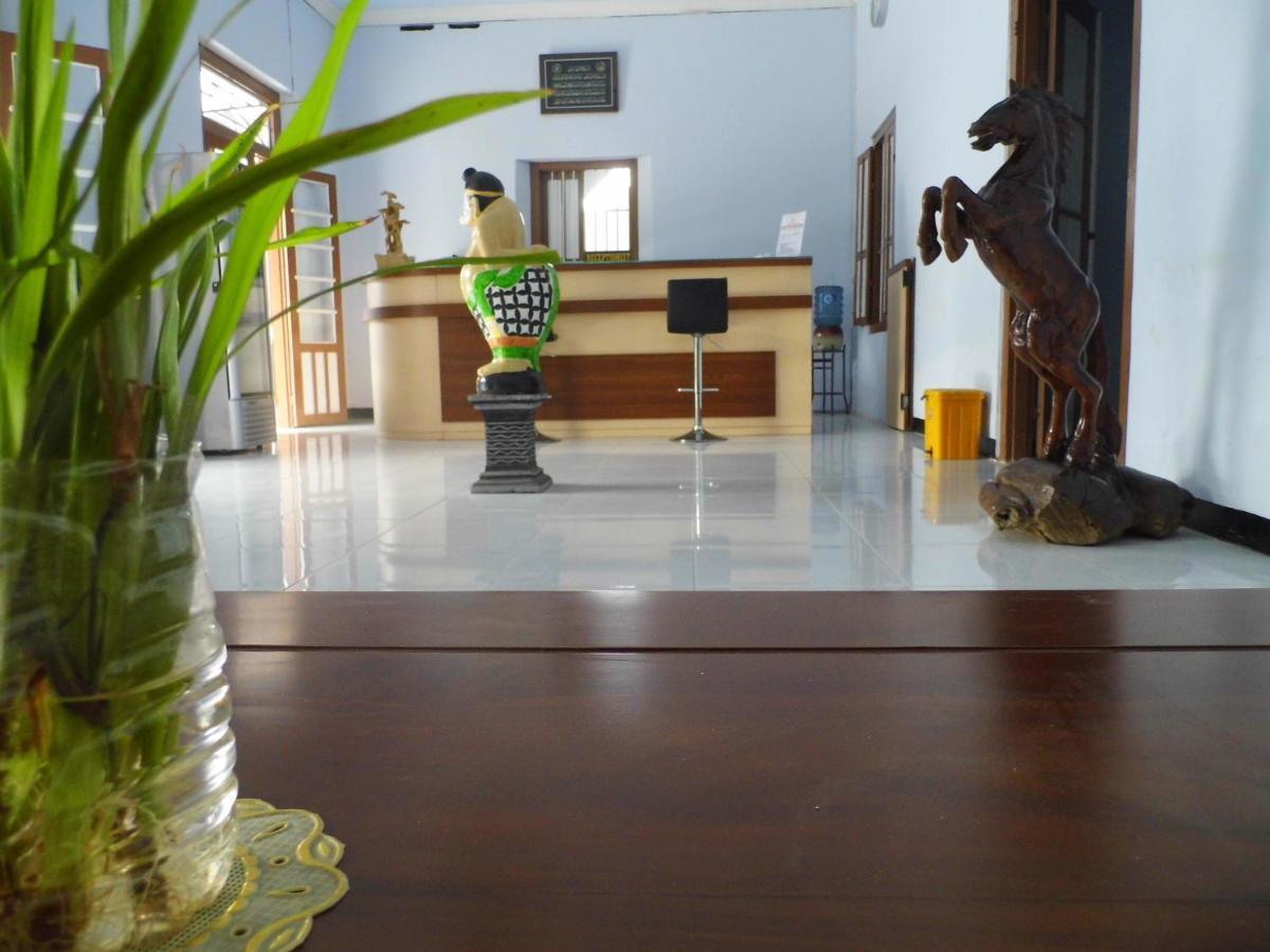 Hotel Ilhami Blitar Esterno foto