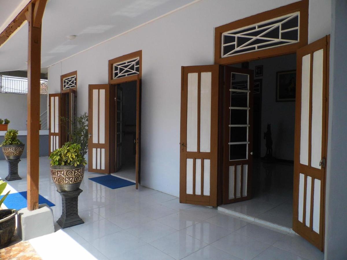Hotel Ilhami Blitar Esterno foto