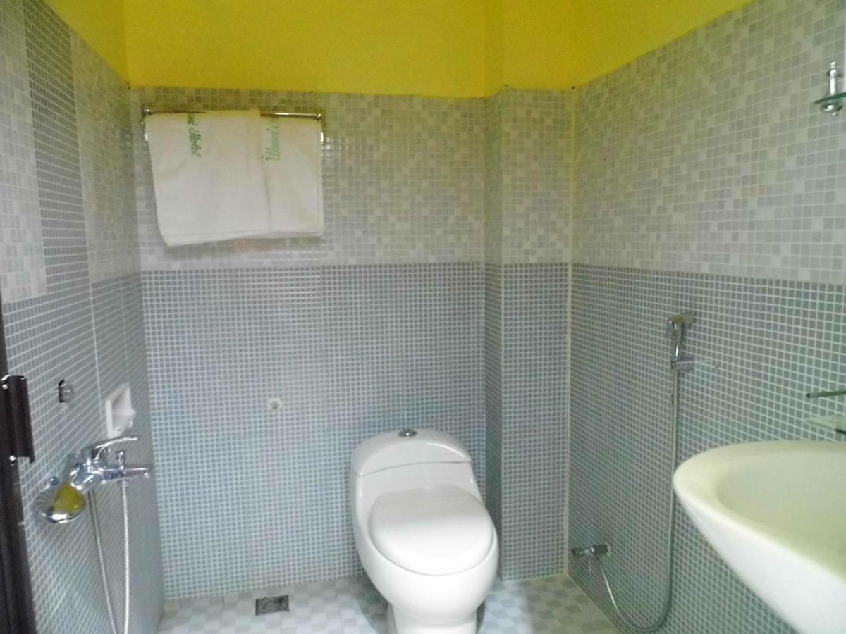Hotel Ilhami Blitar Esterno foto
