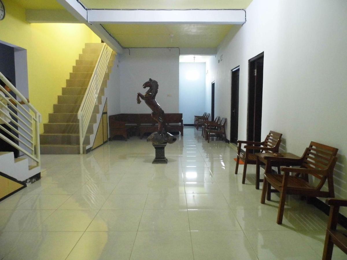 Hotel Ilhami Blitar Esterno foto